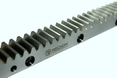 Crémaillères à denture droite – conversion rotation‑translation, courses longues