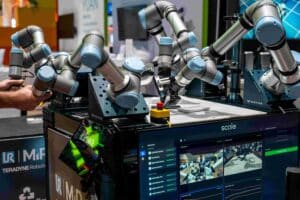 Universal Robots et Scale AI lancent un système d'apprentissage par imitation pour accélérer l’entrainement de modèles d’IA