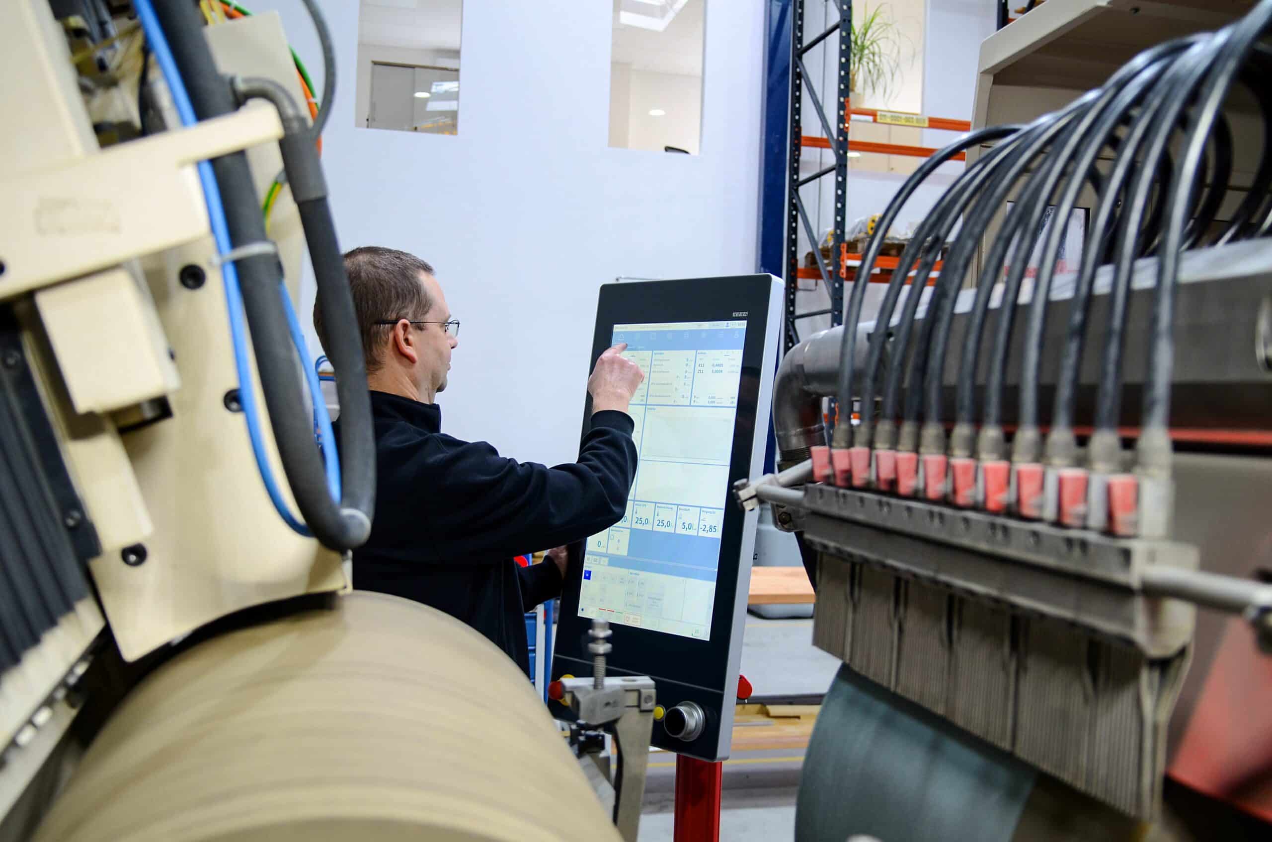 WMT Leipzig & KEBA redéfinissent l’expérience opérateur des rectifieuses haut de gamme